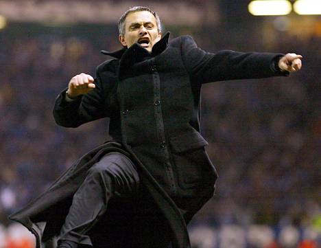 Myös Mourinhon villit tuuletukset vastustajajoukkueen fanien edessä ovat hänen tavaramerkkinsä. Kuva on vuodelta 2004, kun Mourinho toimi Porton päävalmentajana.