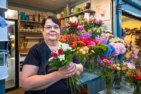 Kukkapuodin kauppias Katri Intonen kertoo, että kukkien hintoja on pitänyt nostaa kasvaneiden lämmitys- ja kuljetuskustannusten takia. Hän arvelee, ettei hintojen nousu kuitenkaan vaikuta äitienpäivän kauppaan. 