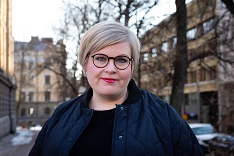 Valtiovarainministeri Annika Saarikko Säätytalon edustalla Helsingissä perjantaina.