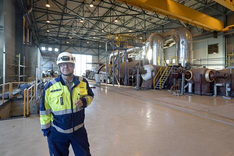 Meri-Porin hiilivoimalan voimalaitospäällikkö Ari Valli laitoksen turbiinisalissa, missä hiiltä polttamalla tuotettu energia muutetaan sähköksi.