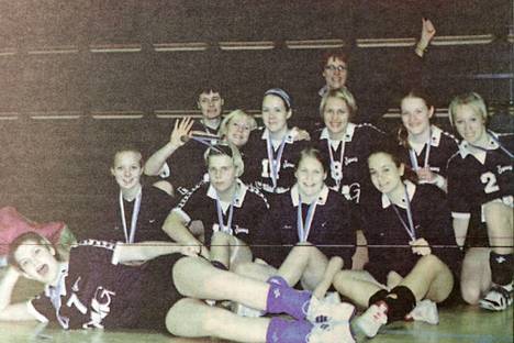 Harjavallan Jymyn B-tytöt ottivat pronssia lentopallon Lounais-Suomen mestaruusturnauksessa. Joukkueella oli kuusi peliä, joista se voitti viisi. Pronssiottelussa joukkue kohtasi Euran Raikun, ja voitti ottelun 2–0.
