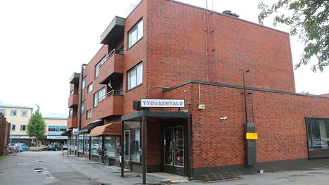 Kiinteistöyhtiö Soihtula rakennettiin vuonna 1972. Työväentalo sijaitsee rakennuksen alimmassa kerroksessa.