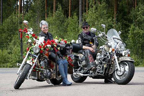 Matti Hannula ja Eija Helenius ovat koristelleet moottoripyöränsä persoonallisesti. Pariskunta nauttii koristeiden herättämästä positiivisesta huomiosta.