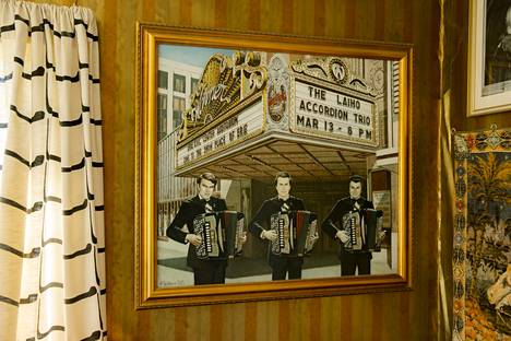 Kotitalon seinällä Ulvilassa on maalaus, jonka pohjana oli valokuva loisteliaasta Warner-teatterista Pennsylvaniassa. Teatteri mainosti valotaulullaan veljesten konserttia. 