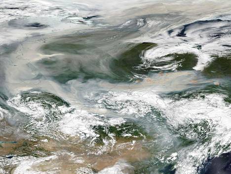 Nasan neljän satelliitin kuvista kokoama kuva näyttää satojen metsäpalojen savun Siperian yllä elokuussa 2021.