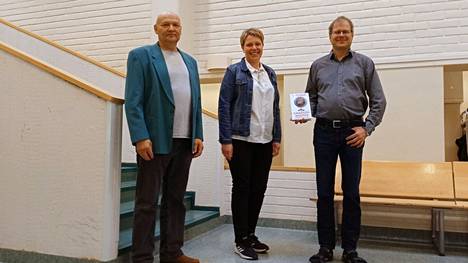 Timo Pessinen ja Maija Kajosmäki luovuttivat lahjakirjat Keuruun lukion rehtorille Vesa Leinoselle 10. toukokuuta.