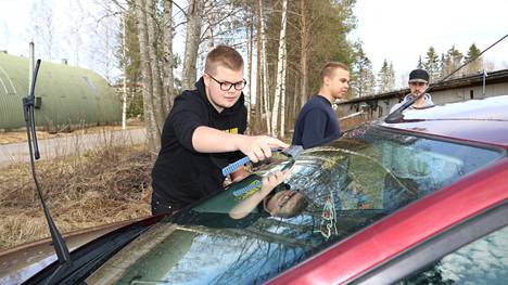 Auton pesumahdollisuus on yksi Jämsän moottoripajan valtti. Tuulilasia pesemässä Antti Kraappa, taustalla Atte Rautiainen ja Markus Tamminen.