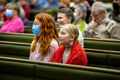 Hervannassa Tampereella asuvat Sanni Rekonius (vas.) ja Pilvi Rekonius osallistuivat sunnuntaina Kauneimmat joululaulut -tilaisuuteen Hervannan kirkossa.