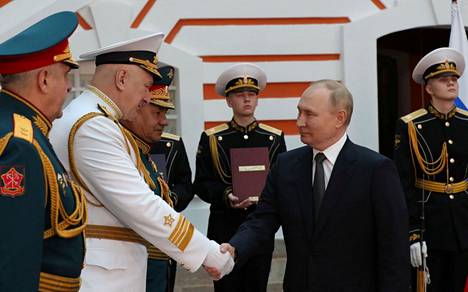 Vladimir Putin osallistui sunnuntaina Pietarissa laivaston päivän juhlallisuuksiin.