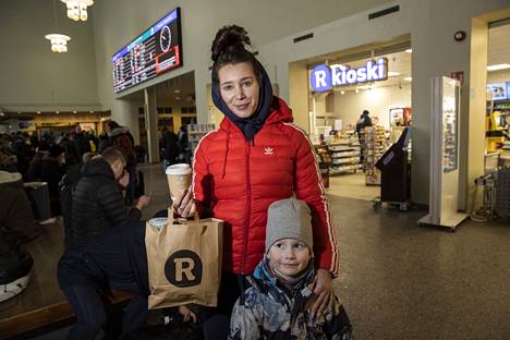 Iida Hyriäinen ja Nicolai Hyriäinen matkustivat Tampereelta Ouluun ja hakivat matkalle eväät R-kioskista, joka on melkein aina auki Rautatieasemalla.