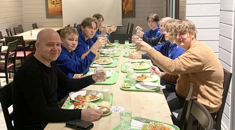 Ottelun jälkeen juhlistettiin päivällisellä valmentaja Marko Vuorenmaan merkkipäivää. Kuvasta puuttuu Lauri Asuinmaa. 