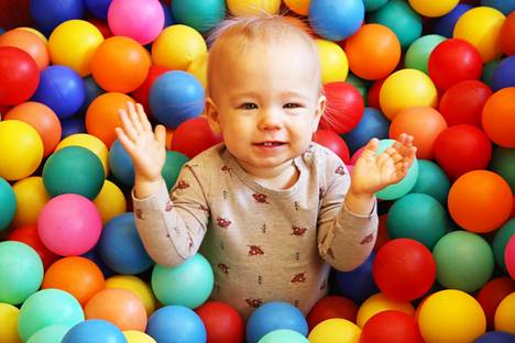 Vuoden ikäinen Sakari "Sakke" Kraft iloitsi Keuruulaisen lapsen päivän menosta pallojen valtameressä Seipon perhekeskuksessa lauantaina. 