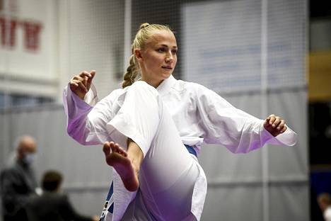 Titta Keinänen kuvattiin lämmittelemässä karaten SM-kisoissa Hämeenlinnassa 17. lokakuuta 2020. 