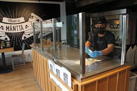 Kotipizza avasi Mäntässä yrityksen lähes 20 vuoden tauon jälkeen 31. maaliskuuta. Työntekijä Ali Huseini valmistelee pitsan taikinaa maanantaina 11. huhtikuuta.
