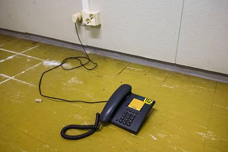 Lankapuhelin näyttää käyttövalmiilta, mutta se on mykkä. Hätänumero 112 otettiin käyttöön Suomessa vuonna 1993 ja sellutehdas toimi Hiedanrannassa 2000-luvun alkupuolelle. Tehtaan lopettamisen jälkeen väestönsuoja ei ole ollut käytössä.