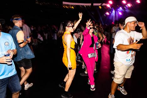 Aada Kurki ja Netta Fried tanssivat sydämensä kyllyydestä Nokia-areenan massiivisen kokoisella tanssilattialla Blockfestien jälkeen.