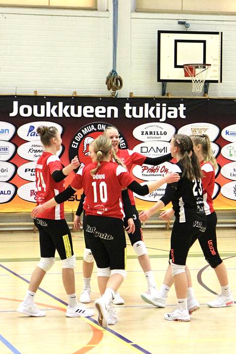 VaLePan 14-16-vuotiaat tytöt pelaavat samalla kokoonpanolla B-tyttöjen SM-sarjaa ja naisten kakkossarjaa. Sylvään kotipelissä isänpäivänä saldona oli voitto Säkylän Urheilijoista.