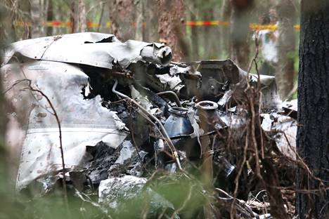 Valkealahden Heinäskylälle maanantaina 15.5. pudonnut Hawk-hävittäjä tuhoutui muodottomaksi metallikasaksi.