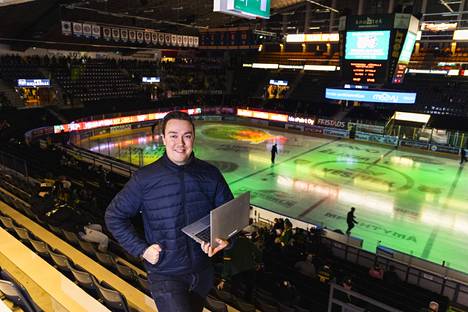 Aamulehden urheilun päällikkö Lauri Lehtinen raportoi usein Ilveksen ja Tapparan otteluista. Viime perjantaina hän todisti Ilveksen viimeistä ottelua Hakametsän jäähallissa. 