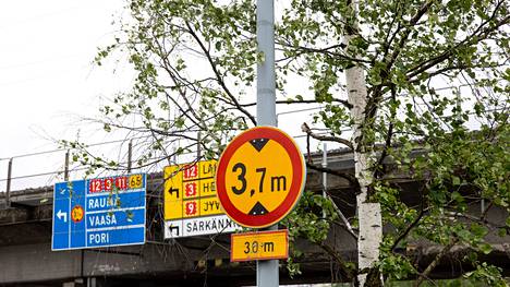 Kuvassa näkyy yksi Mustalahden rautatiesillan läheisyyteen kiinnitetyistä liikennemerkeistä, jotka kertovat, että suurin sallittu ajoneuvon korkeus sillan alittamiseen on 3,7 metriä.
