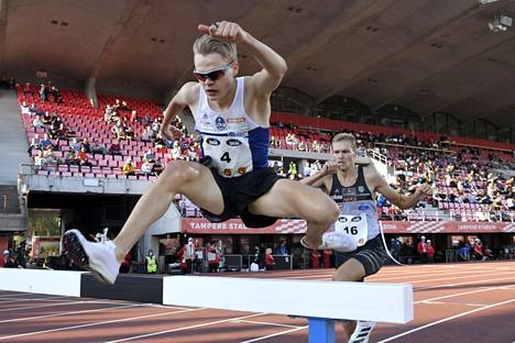 Eemil Helander (vas.) voitti 3000 metrin estejuoksun Suomen mestaruuden viime elokuussa Tampereella , kun ensimmäisenä Kalevan kisojen maalilinjan ylittänyt Topi Raitanen hylättiin ratarikon vuoksi. 