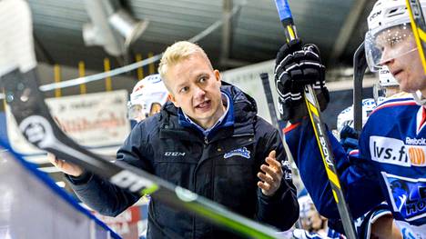 Jääkiekkovalmentaja Juha Juujärvi siirtyy JYPin liigajoukkueen valmennustiimiin. Hän on toiminut aiemmin muun muassa LeKin Mestis-joukkueen päävalmentajana vuosina 2007–2008 ja 2014–2016, kuva joulukuulta 2014 Lempäälän jäähallista.