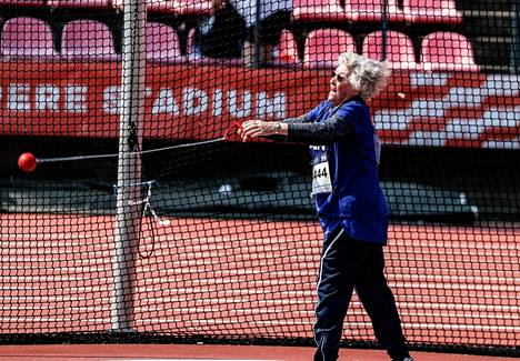 Yhdysvaltain Gloria Krug oli keskiviikon moukarinheiton vanhin ja yli 90-vuotiaiden sarjan ainoa osallistuja. Hänen paras heittonsa kantoi 15,15 metriä. 