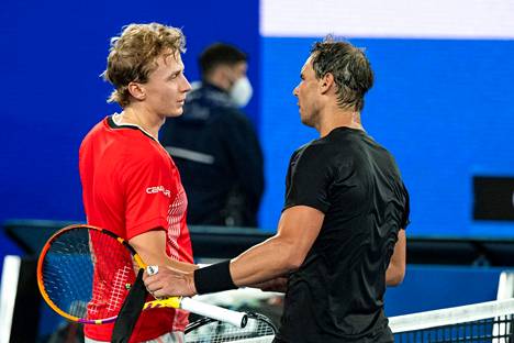 Suomen Emil Ruusuvuori (vasemmalla) kohtasi Rafael Nadalin alkuvuodesta ja sai kovaa oppia lajilegendalta. Nadal voitti ottelun.