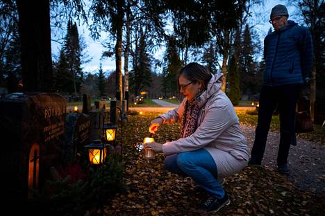 Susanna Riihioja ja Asko Riihioja sytyttivät kynttilän Susannan äidin haudalle pyhäinpäivänä lauantaina.