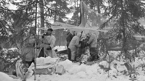 Suomalaisten kenttätykki asemassa Viipurin lähellä maaliskuun alussa 1940.