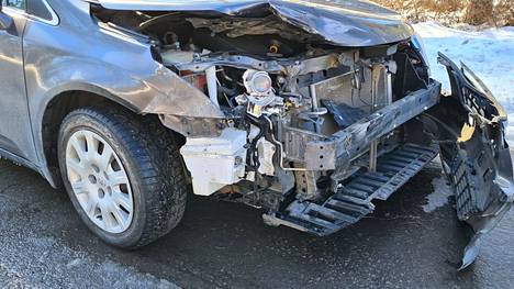 Onnettomuudessa vältyttiin henkilövahingoilta, mutta autot vaurioituivat pahoin.