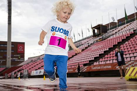 Kolmevuotias Veikka Aaltonen oli jo minimaratonin konkari. Hän osallistui sille nuoresta iästään huolimatta jo kolmatta kertaa. 