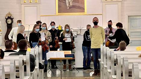 Merikanto-opiston orkesteri Vilppulan kirkossa johtajana Mika Tepponen.