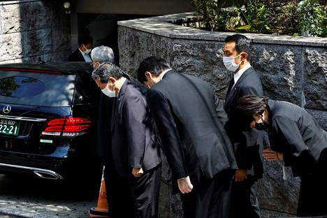 Shinzō Abea kuljettanut ruumisauto saapui lauantaina Aben kotiin Tokioon. Hän kuoli Narassa.