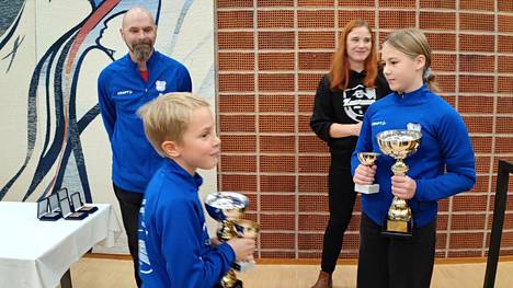 Niilo Sorri ja Minea Kattilakoski ottavat vastaan Fair Play -palkinnon kauden aikana osoitetusta reiluudesta ja joukkuehengestä.