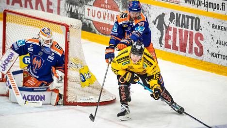 Tappara-vahti Christian Heljanko pelasi komeasti Kuopiossa. Elias Koposen lähentelyä estämässä oli Brady Austin.