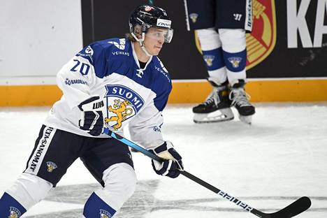 Suomen Kasper Björkqvist lämmitteli nennen jääkiekon EHT-kiertueen Karjala Cup -turnauksen ottelua Suomi-Venäjä marraskuussa 2020.
