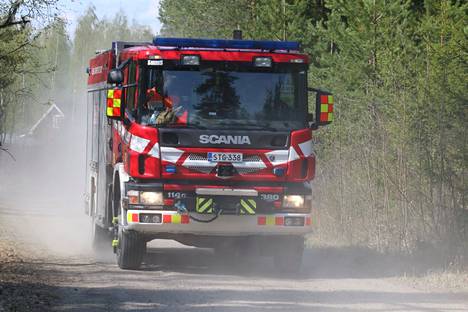 Keski-Suomen pelastuslaitos sai hälytyksen keskisuuresta ilmaliikenneonnettomuudesta maanantaina kello 14.15. Noin 45 minuuttia myöhemmin pelastuslaitoksen yksiköitä kuvattiin Heinäsentiellä. 