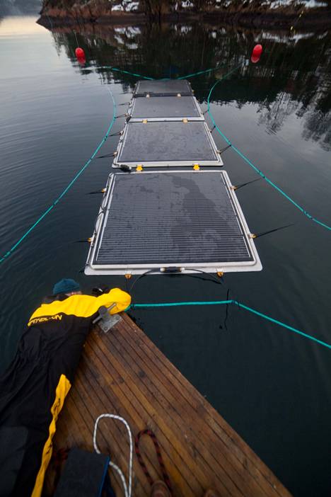 Kelluva aurinkopaneeli toimii kodin tai mökin rannalla. Norjalainen Sunlit Sea tekee pieniä kelluvia paneeleita.