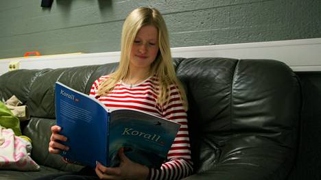 Elli-Maria Koivula on huomannut, että kun lukee ruotsinkielistä biologian oppikirjaa, voi kehittää yhtä aikaa sekä kielitaitoa että reaaliaineiden osaamista.
