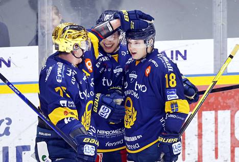 Kultakypärä Arttu Ilomäki ja Scott Pooley onnittelivat Vili Saarijärveä, joka niittasi Lukon 4–2-osuman HPK:n tyhjään verkkoon pelin lopulla.