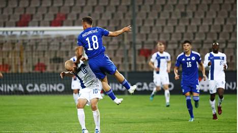 Teemu Pukki jäi Bosnian pelaajan Amir Hadžiahmetovićin alle pääpallossa.