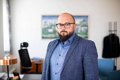 Hallintotieteen maisteri Mikko Löfbacka valittiin Ulvilan kaupunginjohtajaksi lokakuussa 2019. Hän toimi aiemmin Kokemäen hallintojohtajana.