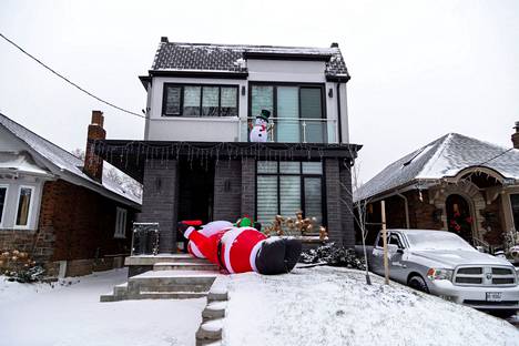 Puhallettava joulupukki kaatui voimakkaan tuulen vuoksi Torontossa Kanadassa.