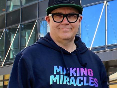 Juha Koivunen pyrkii tekemään DJ-ihmeitä levylautasensa äärellä, kuten MM-kotikisojen virallinen slogan Making Miracles lupaa.