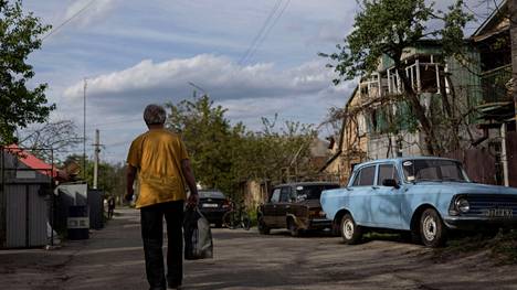 Mies kulki kadulla Ukrainan Irpinin kaupungissa Kiovan alueella 13. toukokuuta.
