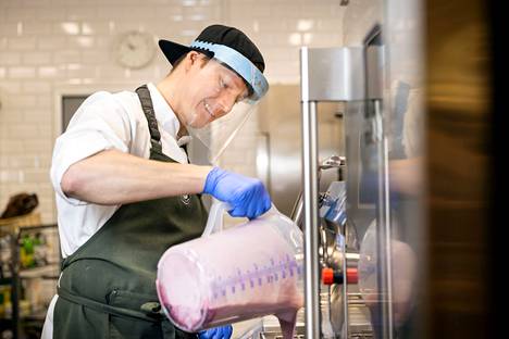 Jäätelömestari Jyrki Ruohomaa kirnuaa gelaton tasaiseksi jäätelökoneessa. – Seuraavaksi jäätelö on 10–15 minuuttia shokkipakastimessa. Se poistaa kosteuden tuotteen pinnalta ja luo siihen luonnollisen suojaavan kalvon.