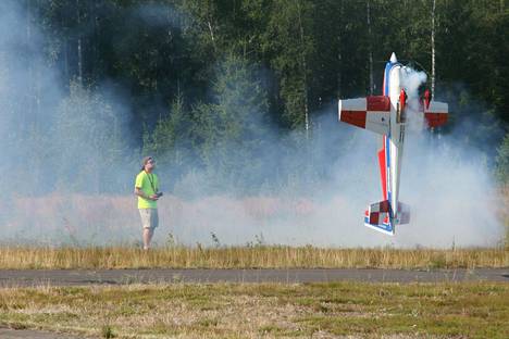 Teemu Taponen testaa lennokkiaan Piikajärven kiitoradalla.