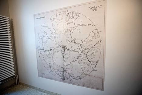 Sisäpihan puolelta rapusta löytyi seinään maalattu Sandbergin rautakaupan kuljetusaluetta esitellyt vanha kartta. Se ehostettiin ja säilytettiin.