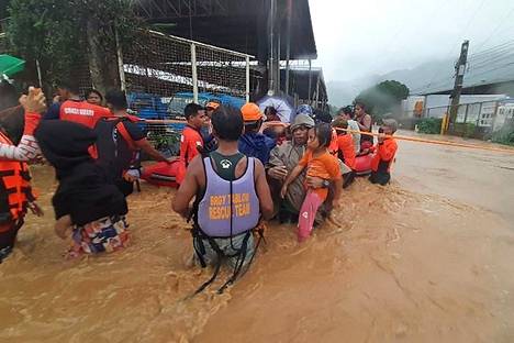 Filippiinien rannikkovartiosto evakuoi16. joulukuuta asukkaita tulvivan joen läheltä Mindanao-saaren eteläosassa lähellä Cagayan de Oro -kaupunkia.